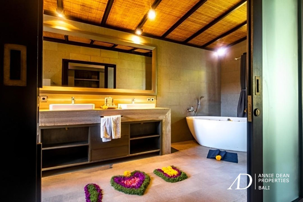  FREEHOLD COMPLEX VILLAS WITH FAR OCEAN VIEWS IN UNGASAN 