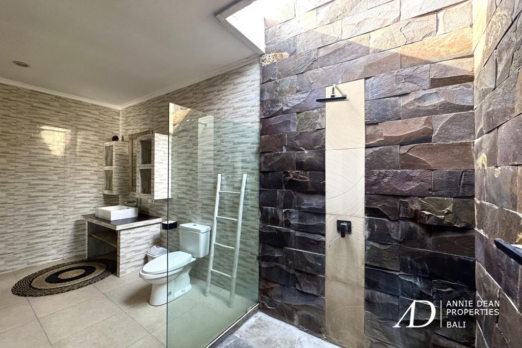 YEARLY RENTAL VILLA IN THE PRIME KEROBOKAN AREA