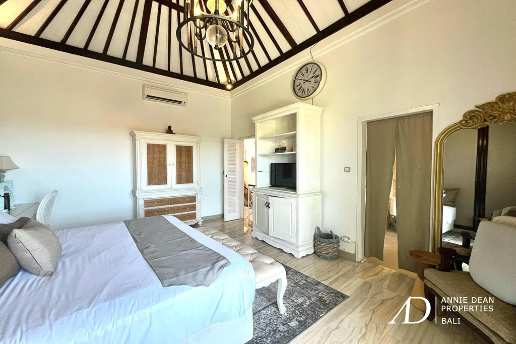LEASEHOLD | COLONIAL STYLE 3-BED VILLA IN CANGGU