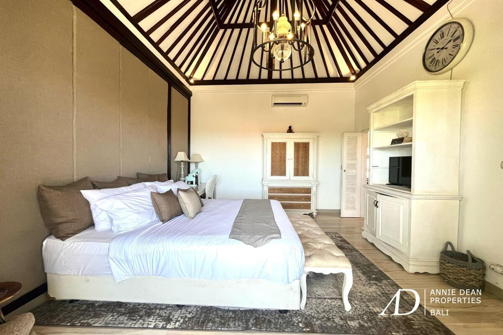 LEASEHOLD | COLONIAL STYLE 3-BED VILLA IN CANGGU