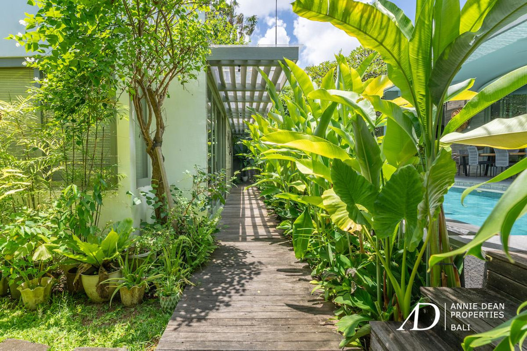 LEASEHOLD | STYLISH SINGLE-LEVEL DESIGN VILLA IN PRIME UMALAS