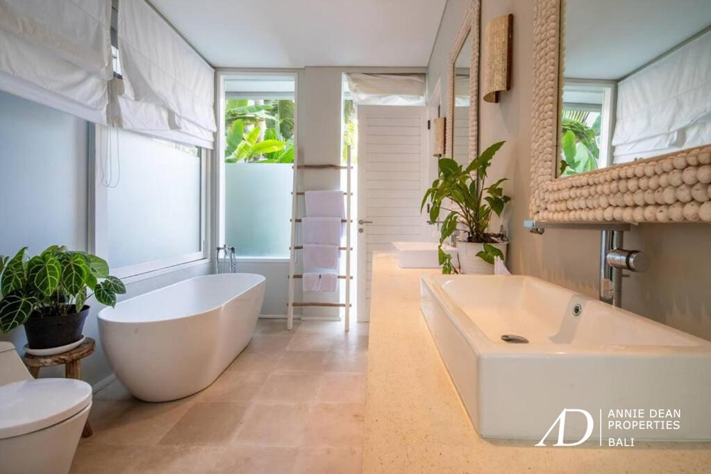 LEASEHOLD | MODERN 4-BEDROOM VILLA IN CENTRAL BERAWA