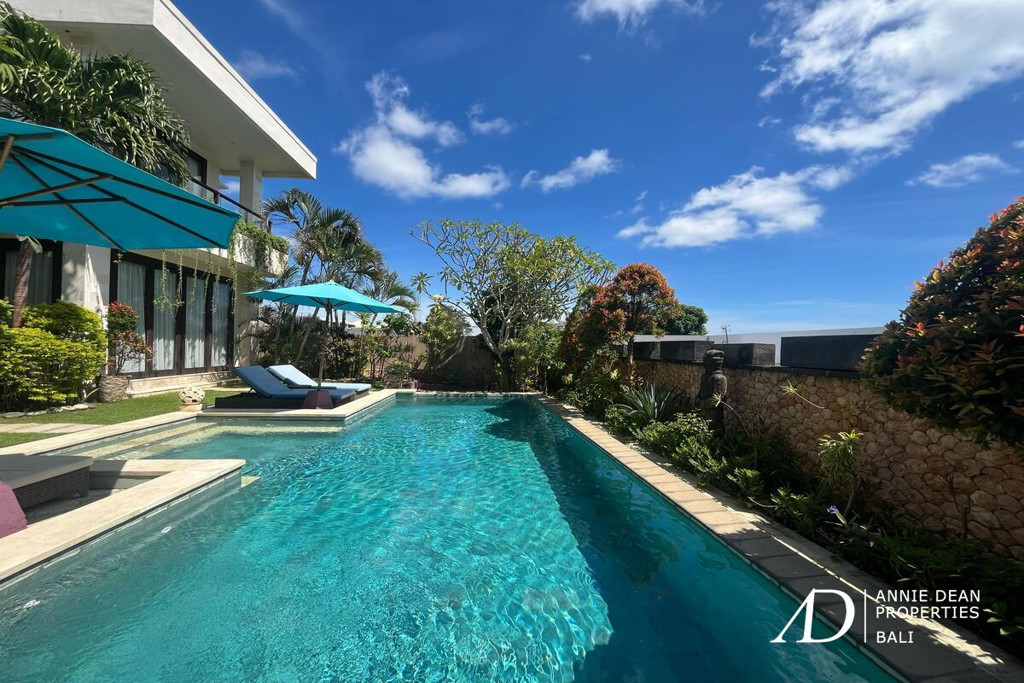 FREEHOLD 3-LEVEL VILLA WITH STUNNING OCEAN VIEWS