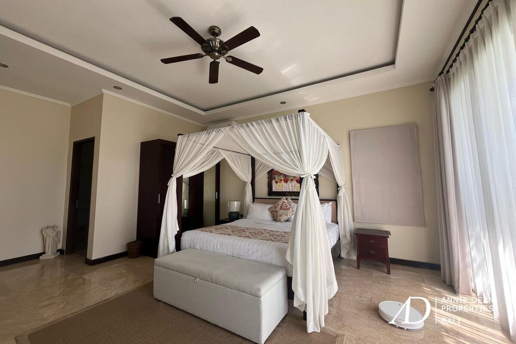 FREEHOLD 3-LEVEL VILLA WITH STUNNING OCEAN VIEWS