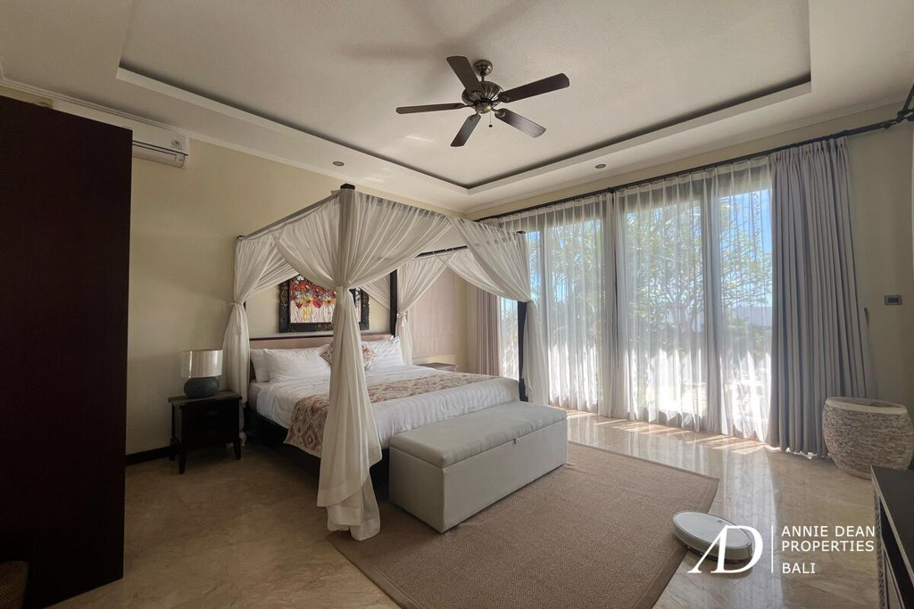 FREEHOLD 3-LEVEL VILLA WITH STUNNING OCEAN VIEWS