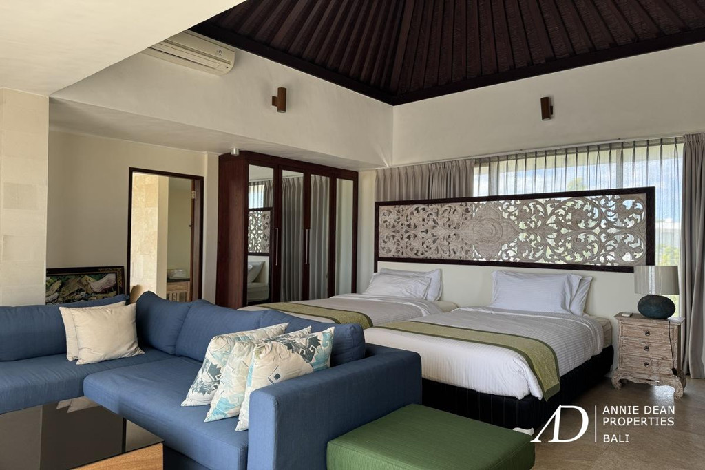 FREEHOLD 3-LEVEL VILLA WITH STUNNING OCEAN VIEWS