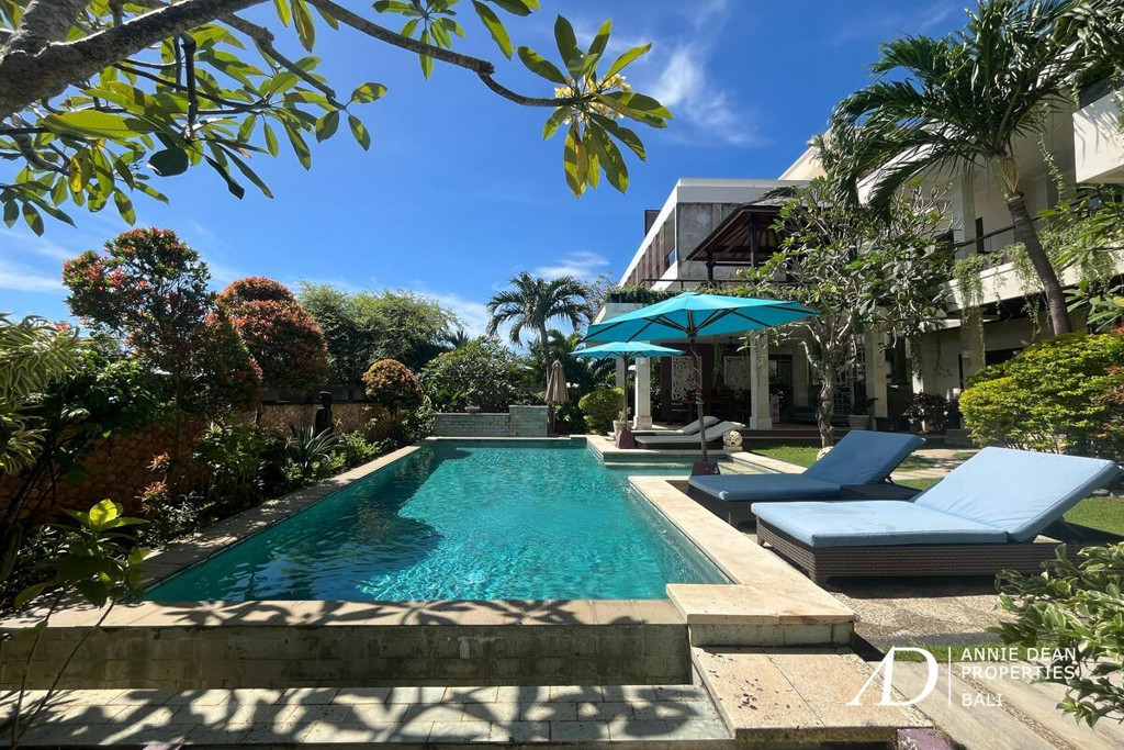 FREEHOLD 3-LEVEL VILLA WITH STUNNING OCEAN VIEWS