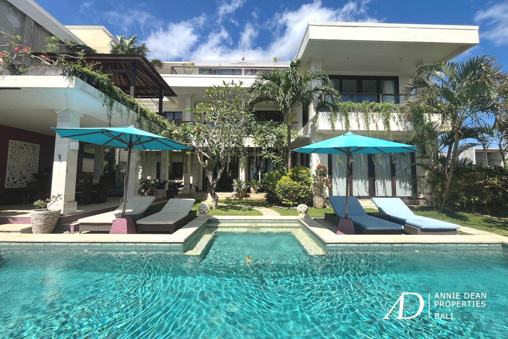 FREEHOLD 3-LEVEL VILLA WITH STUNNING OCEAN VIEWS