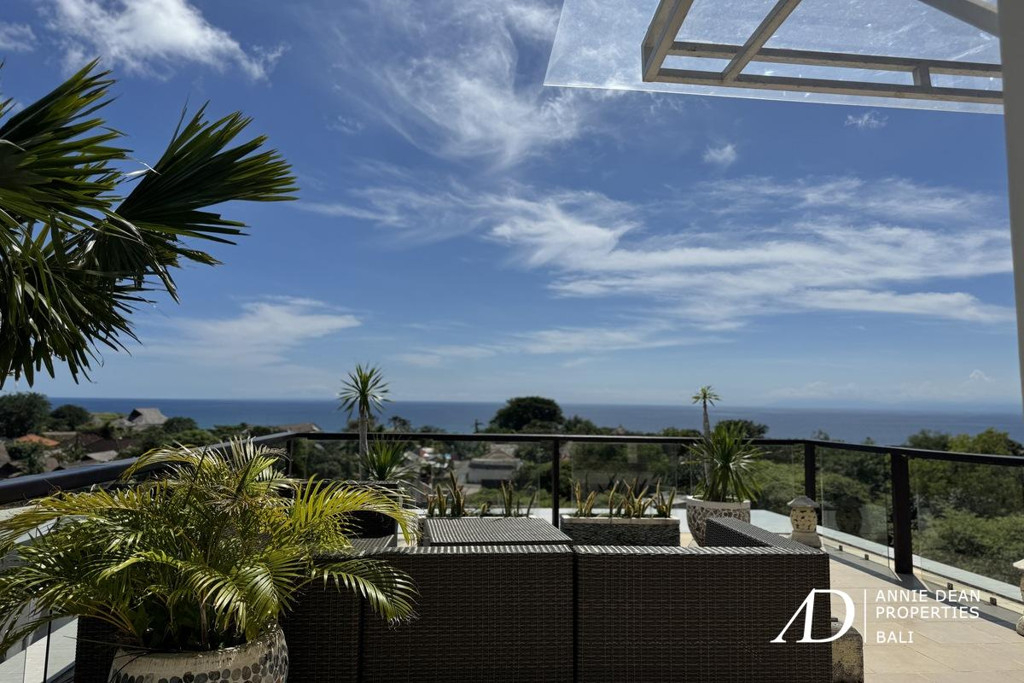 FREEHOLD 3-LEVEL VILLA WITH STUNNING OCEAN VIEWS