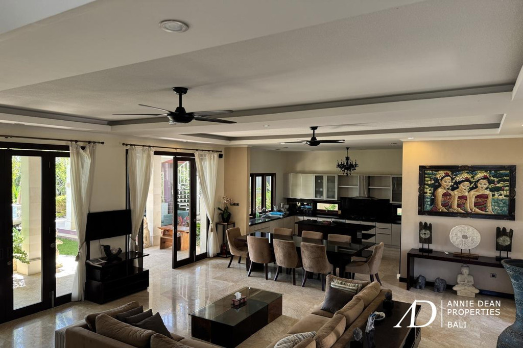 FREEHOLD 3-LEVEL VILLA WITH STUNNING OCEAN VIEWS