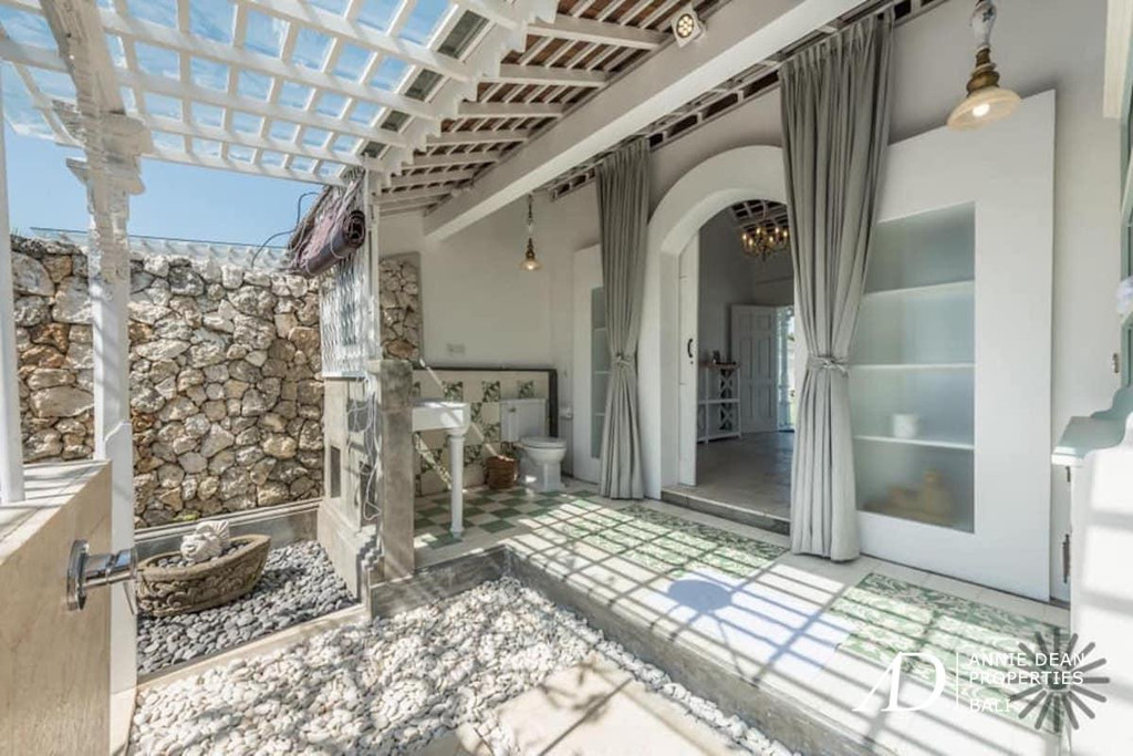 LEASEHOLD COMPLEX OF 9-BEDROOM RUSTIC BUNGALOWS IN UMALAS