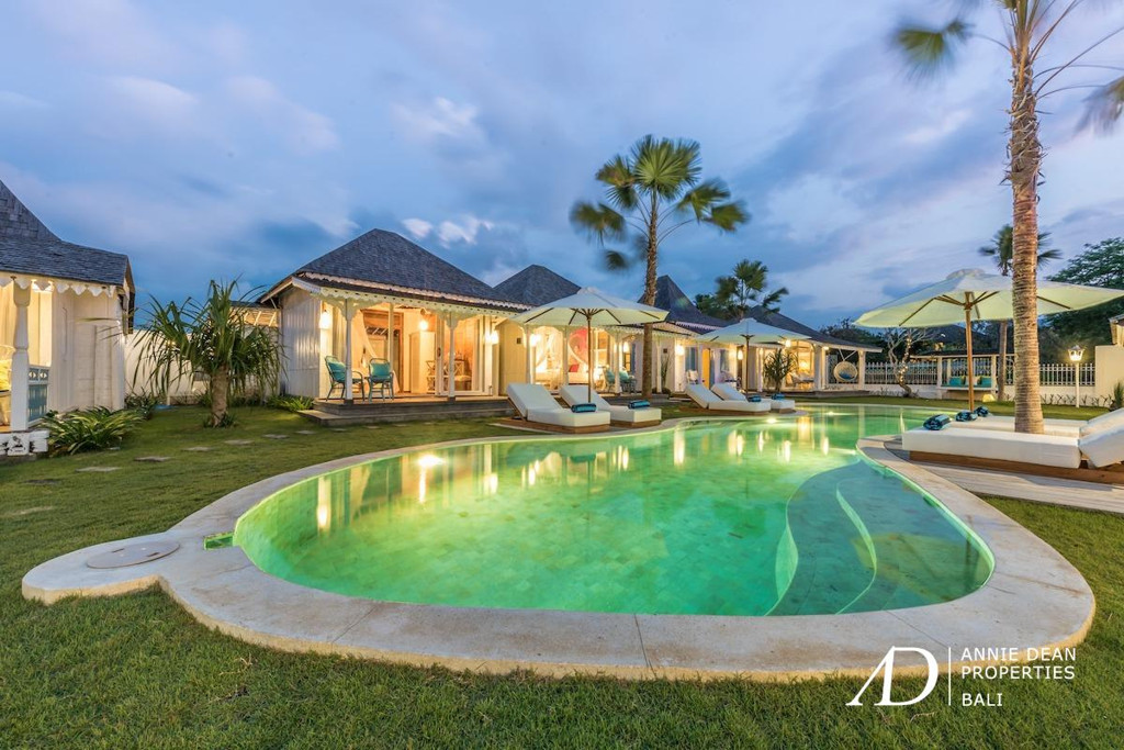 LEASEHOLD COMPLEX OF 9-BEDROOM RUSTIC BUNGALOWS IN UMALAS