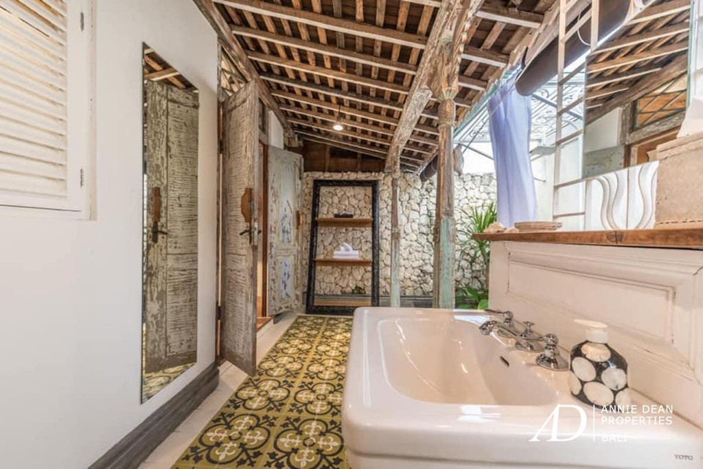 LEASEHOLD COMPLEX OF 9-BEDROOM RUSTIC BUNGALOWS IN UMALAS