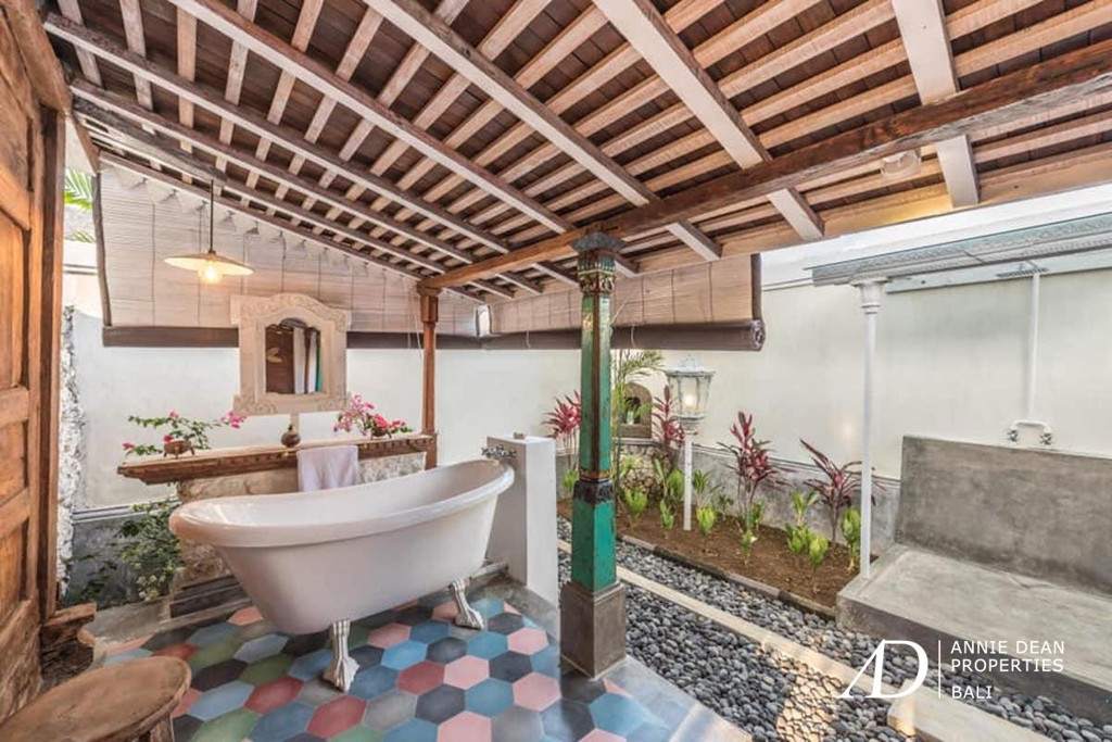 LEASEHOLD COMPLEX OF 9-BEDROOM RUSTIC BUNGALOWS IN UMALAS