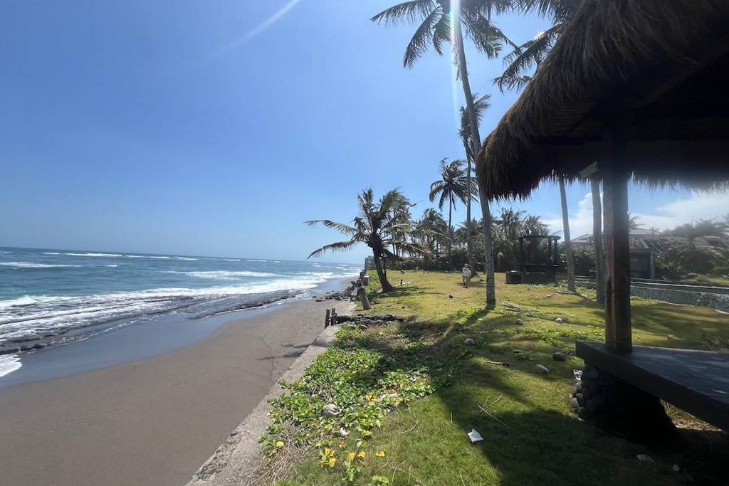FREEHOLD ABSOLUTE BEACHFRONT LAND WITH SUNSET VIEW IN CEMAGI, BALI