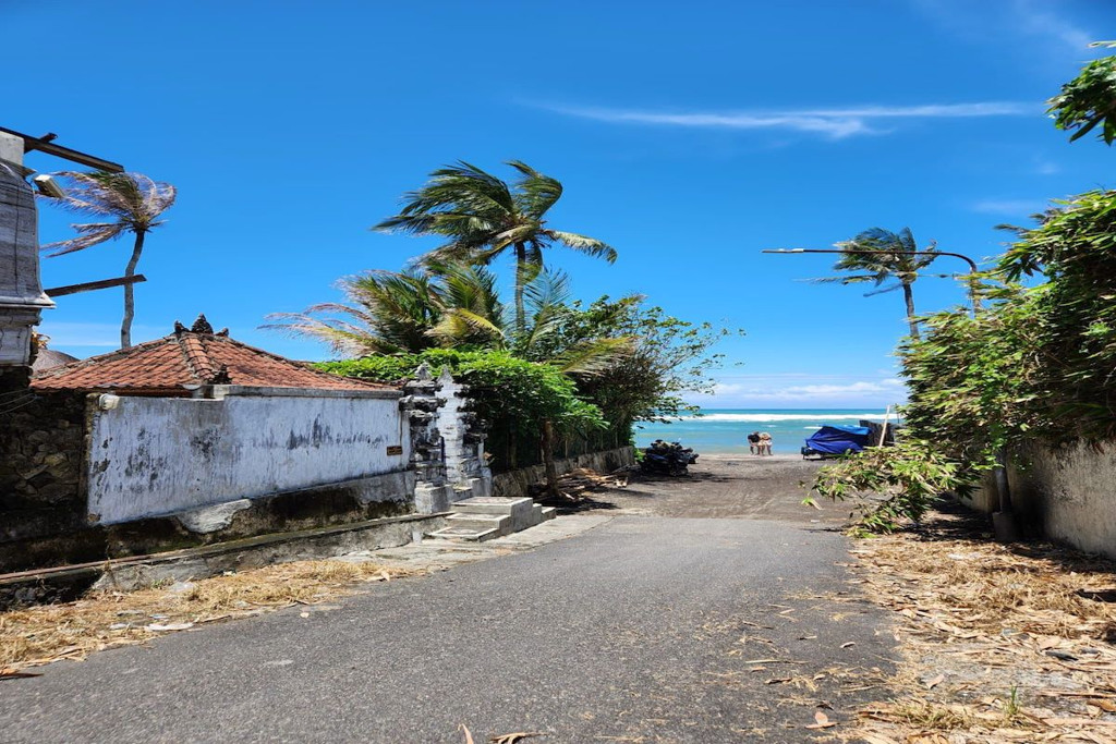 FREEHOLD ABSOLUTE BEACHFRONT LAND WITH SUNSET VIEW IN CEMAGI, BALI