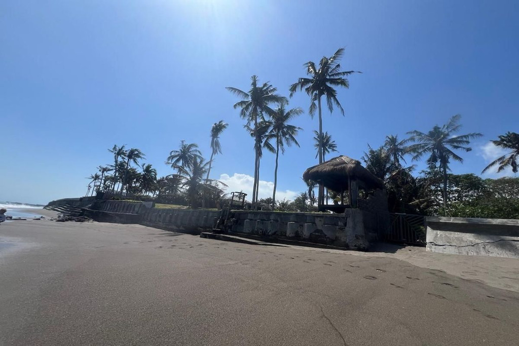 FREEHOLD ABSOLUTE BEACHFRONT LAND WITH SUNSET VIEW IN CEMAGI, BALI