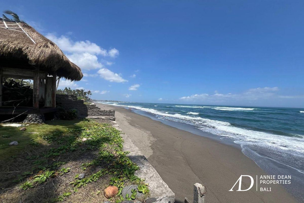 FREEHOLD ABSOLUTE BEACHFRONT LAND WITH SUNSET VIEW IN CEMAGI, BALI