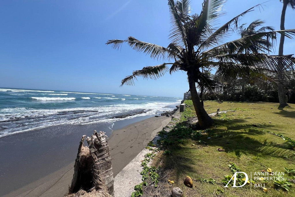 FREEHOLD ABSOLUTE BEACHFRONT LAND WITH SUNSET VIEW IN CEMAGI, BALI