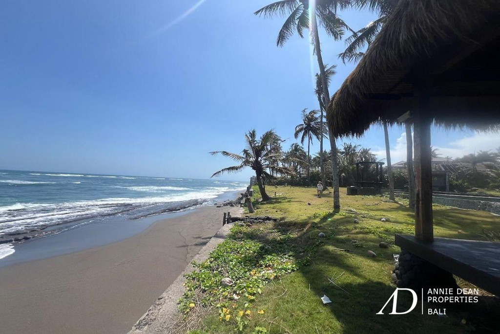 FREEHOLD ABSOLUTE BEACHFRONT LAND WITH SUNSET VIEW IN CEMAGI, BALI