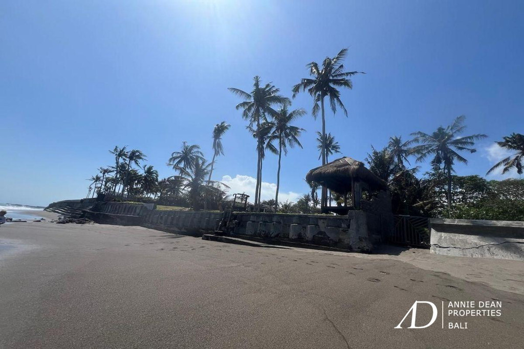 FREEHOLD ABSOLUTE BEACHFRONT LAND WITH SUNSET VIEW IN CEMAGI, BALI