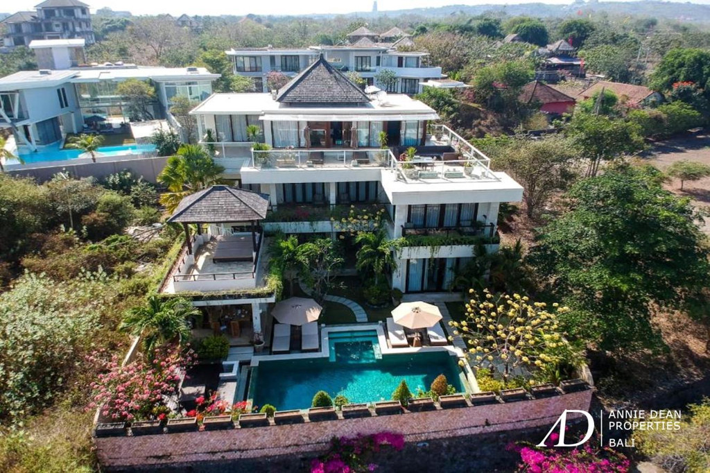 FREEHOLD 3-LEVEL VILLA WITH STUNNING OCEAN VIEWS