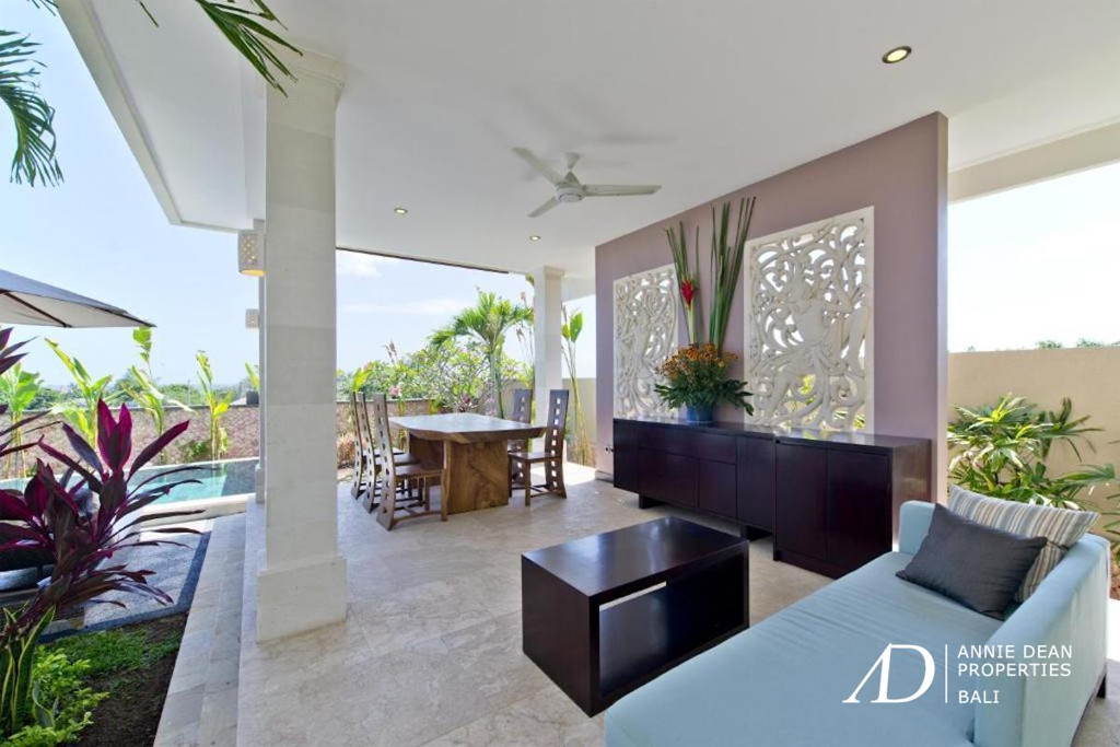 FREEHOLD 3-LEVEL VILLA WITH STUNNING OCEAN VIEWS