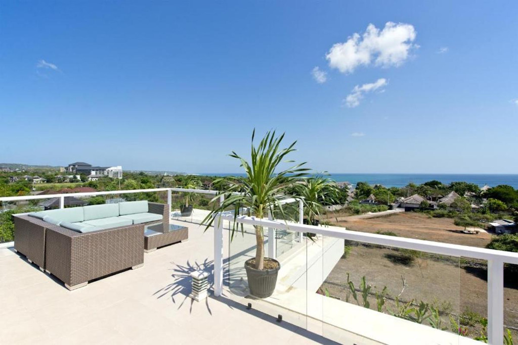 FREEHOLD 3-LEVEL VILLA WITH STUNNING OCEAN VIEWS