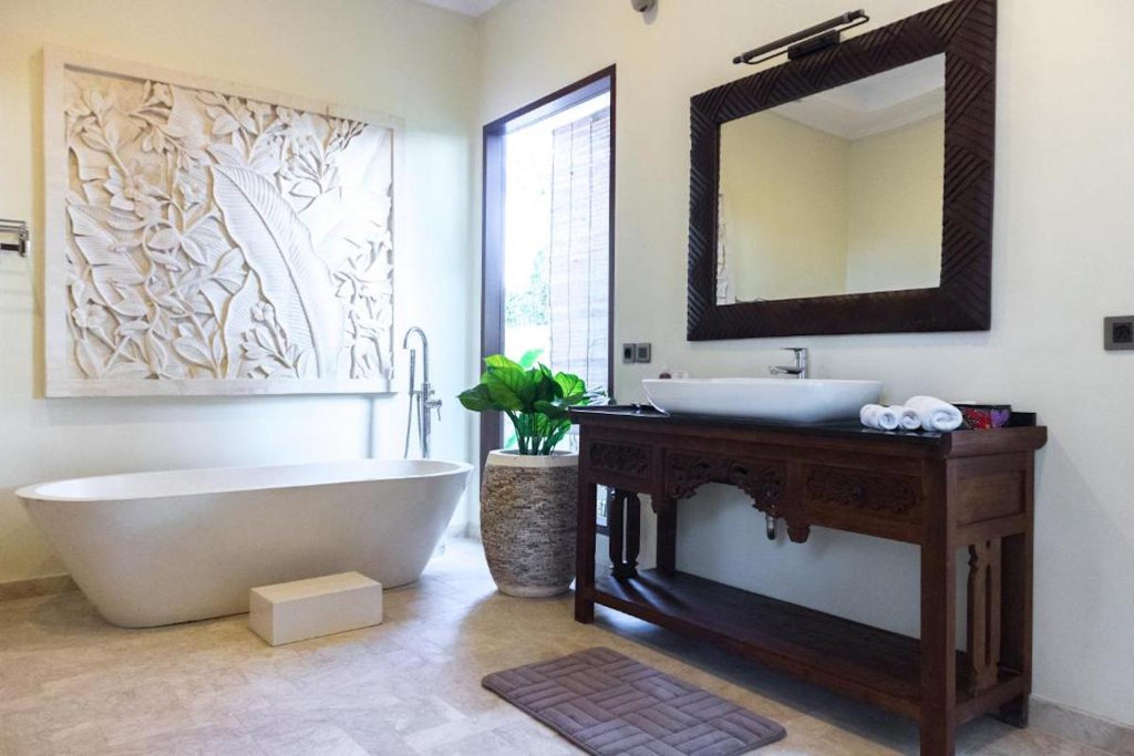 FREEHOLD 3-LEVEL VILLA WITH STUNNING OCEAN VIEWS