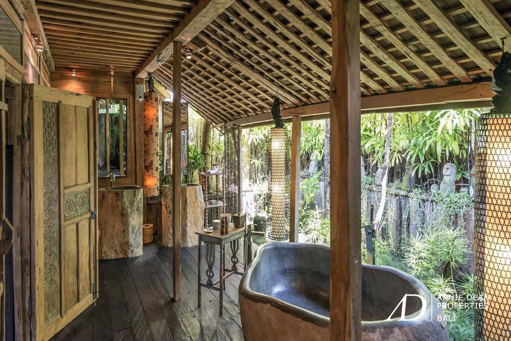 LEASEHOLD JOGLO-STYLE ESTATE 5-BEDROOM IN BERAWA, CANGGU 