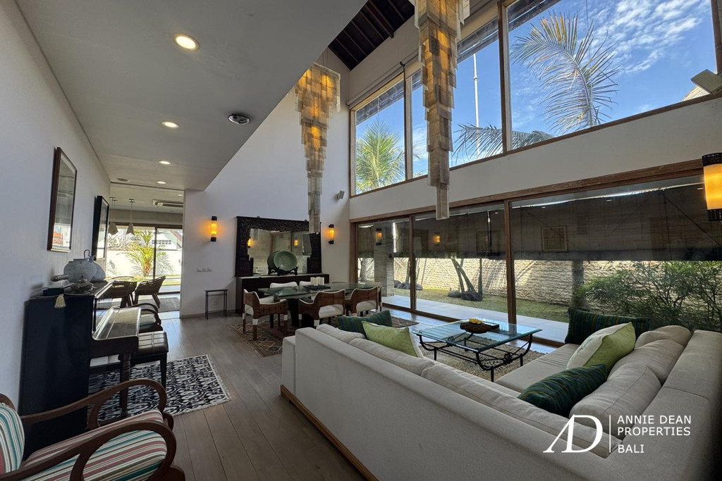 FREEHOLD | CLASSIC MODERN VILLA WALK TO THE BEACH IN CEMAGI