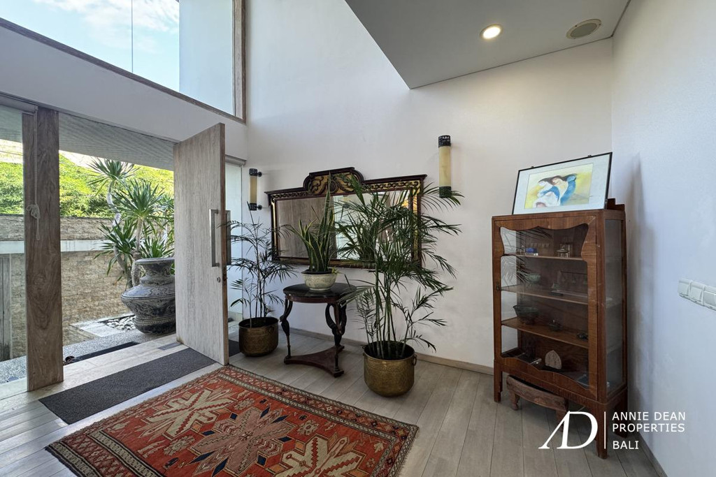 FREEHOLD | CLASSIC MODERN VILLA WALK TO THE BEACH IN CEMAGI