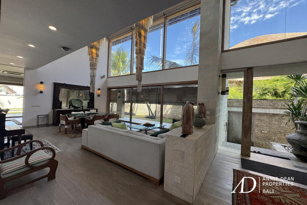 FREEHOLD | CLASSIC MODERN VILLA WALK TO THE BEACH IN CEMAGI