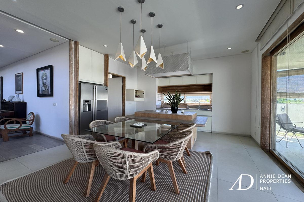 FREEHOLD | CLASSIC MODERN VILLA WALK TO THE BEACH IN CEMAGI