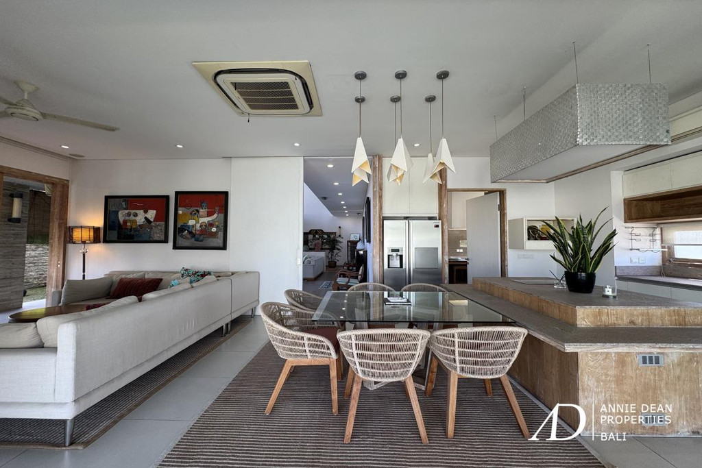 FREEHOLD | CLASSIC MODERN VILLA WALK TO THE BEACH IN CEMAGI