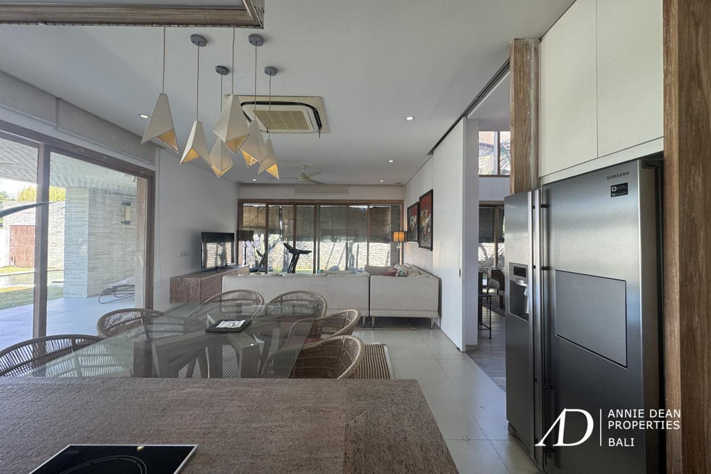 FREEHOLD | CLASSIC MODERN VILLA WALK TO THE BEACH IN CEMAGI