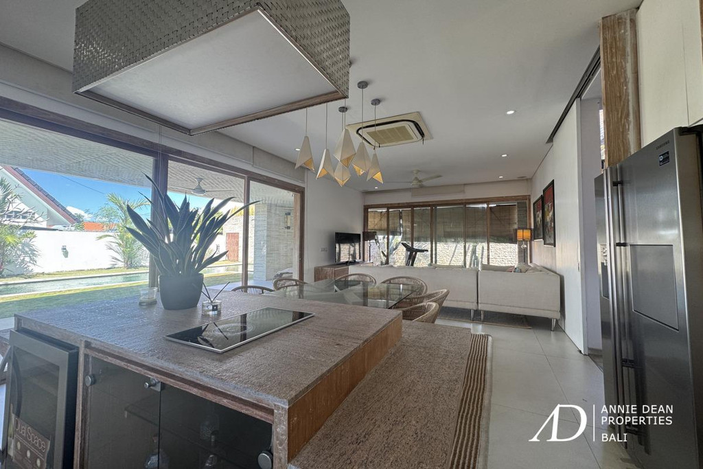 FREEHOLD | CLASSIC MODERN VILLA WALK TO THE BEACH IN CEMAGI