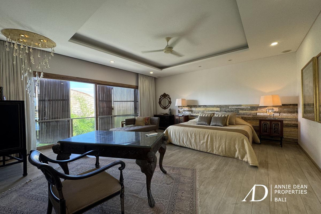 FREEHOLD | CLASSIC MODERN VILLA WALK TO THE BEACH IN CEMAGI