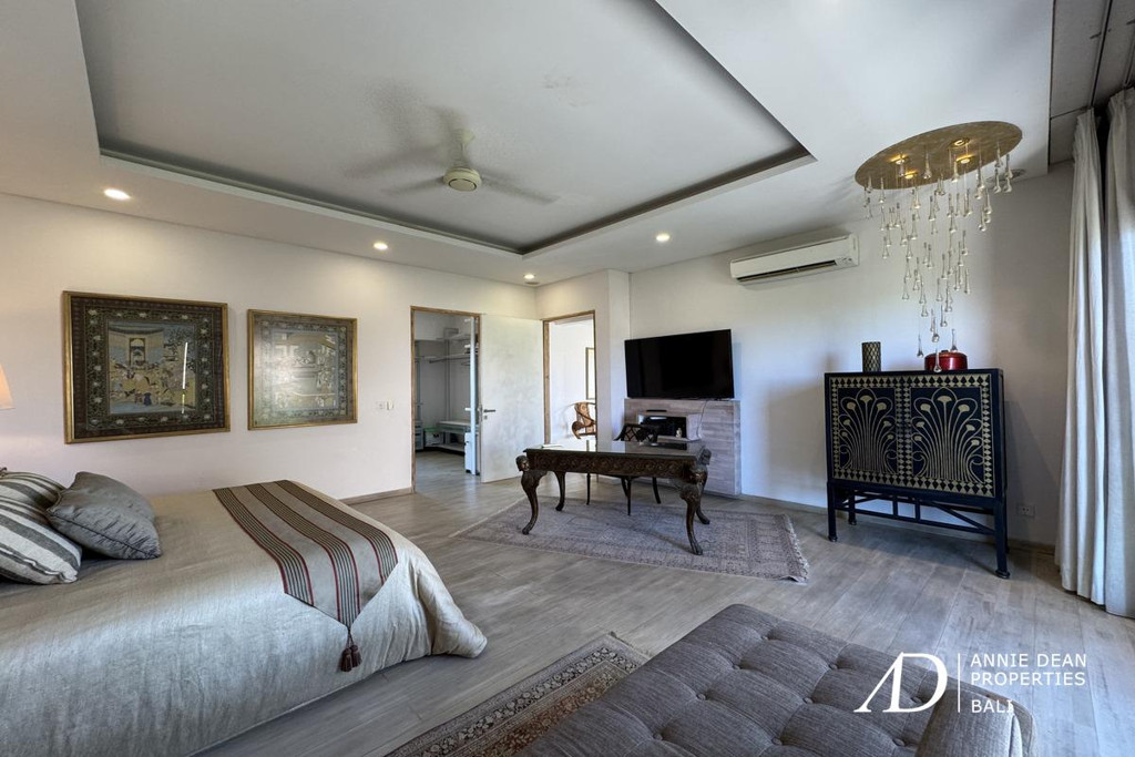 FREEHOLD | CLASSIC MODERN VILLA WALK TO THE BEACH IN CEMAGI