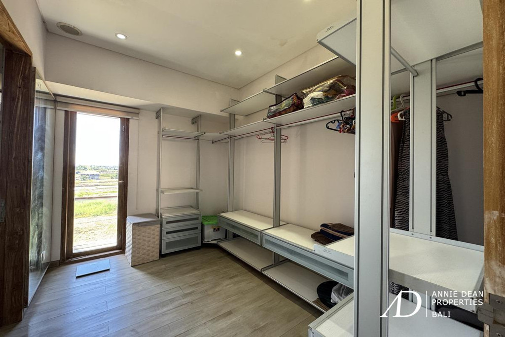 FREEHOLD | CLASSIC MODERN VILLA WALK TO THE BEACH IN CEMAGI