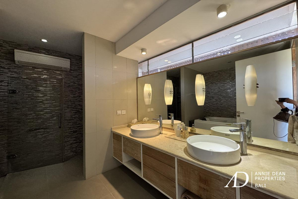 FREEHOLD | CLASSIC MODERN VILLA WALK TO THE BEACH IN CEMAGI