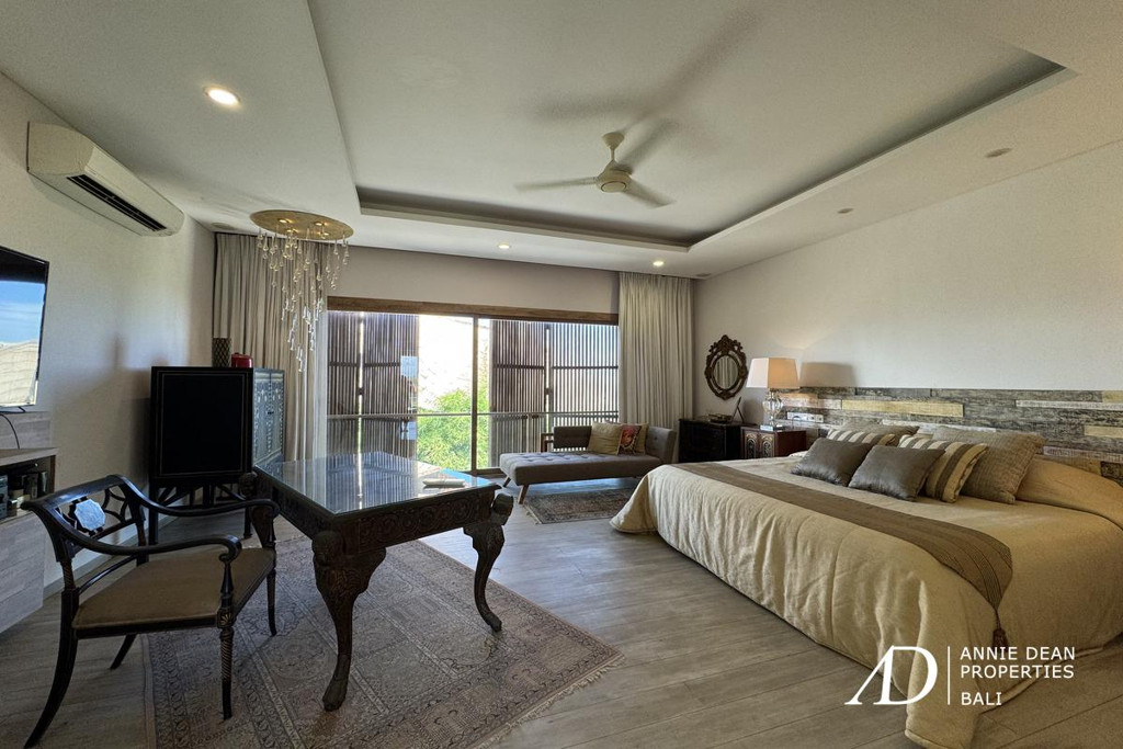 FREEHOLD | CLASSIC MODERN VILLA WALK TO THE BEACH IN CEMAGI