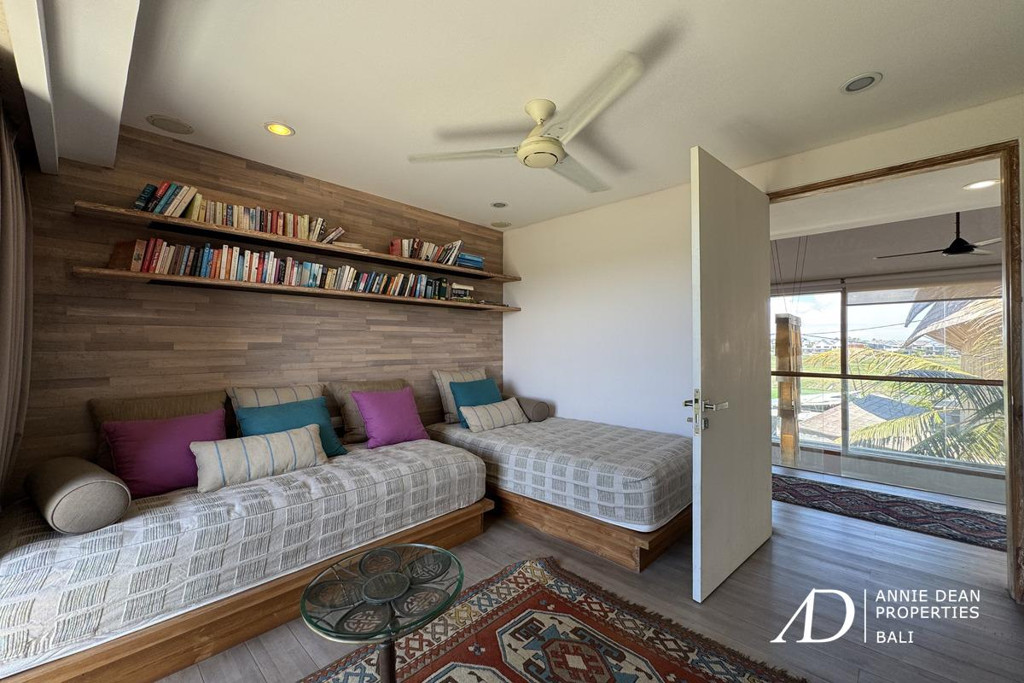 FREEHOLD | CLASSIC MODERN VILLA WALK TO THE BEACH IN CEMAGI