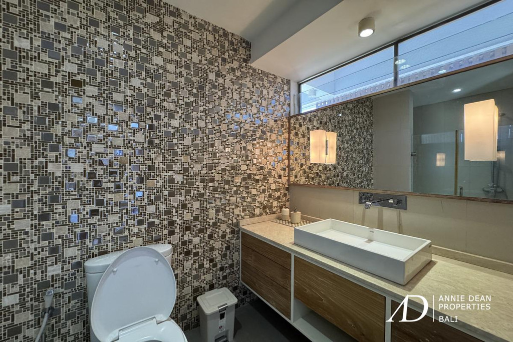 FREEHOLD | CLASSIC MODERN VILLA WALK TO THE BEACH IN CEMAGI