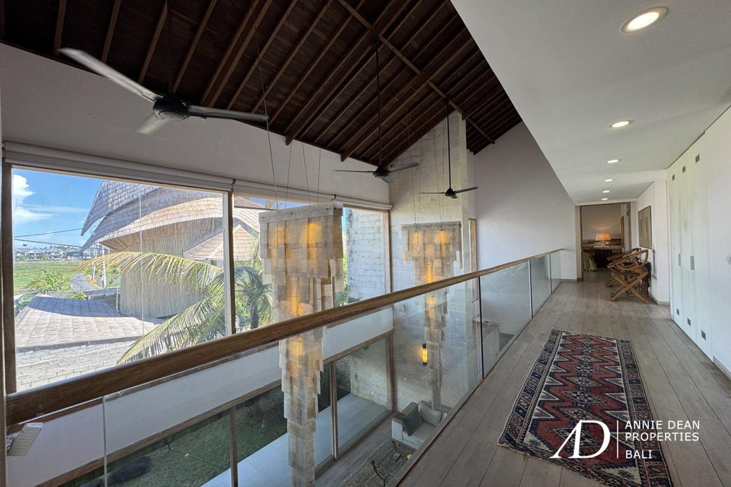 FREEHOLD | CLASSIC MODERN VILLA WALK TO THE BEACH IN CEMAGI