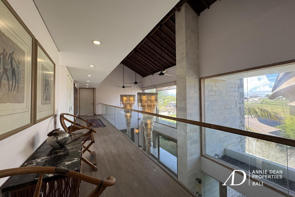 FREEHOLD | CLASSIC MODERN VILLA WALK TO THE BEACH IN CEMAGI