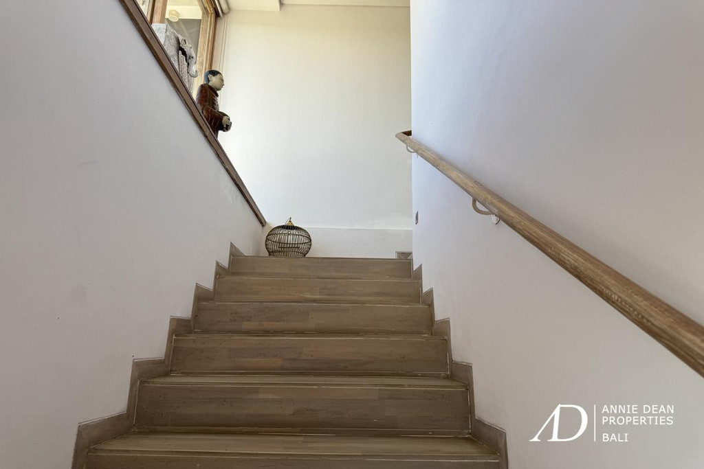 FREEHOLD | CLASSIC MODERN VILLA WALK TO THE BEACH IN CEMAGI