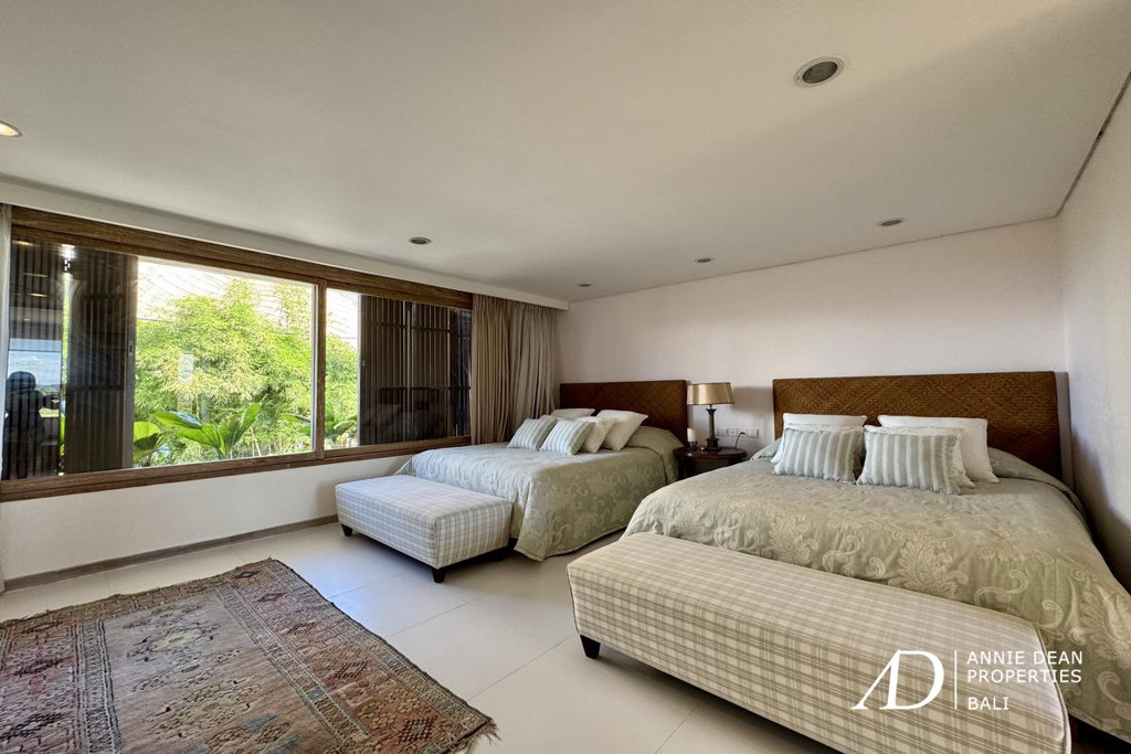 FREEHOLD | CLASSIC MODERN VILLA WALK TO THE BEACH IN CEMAGI