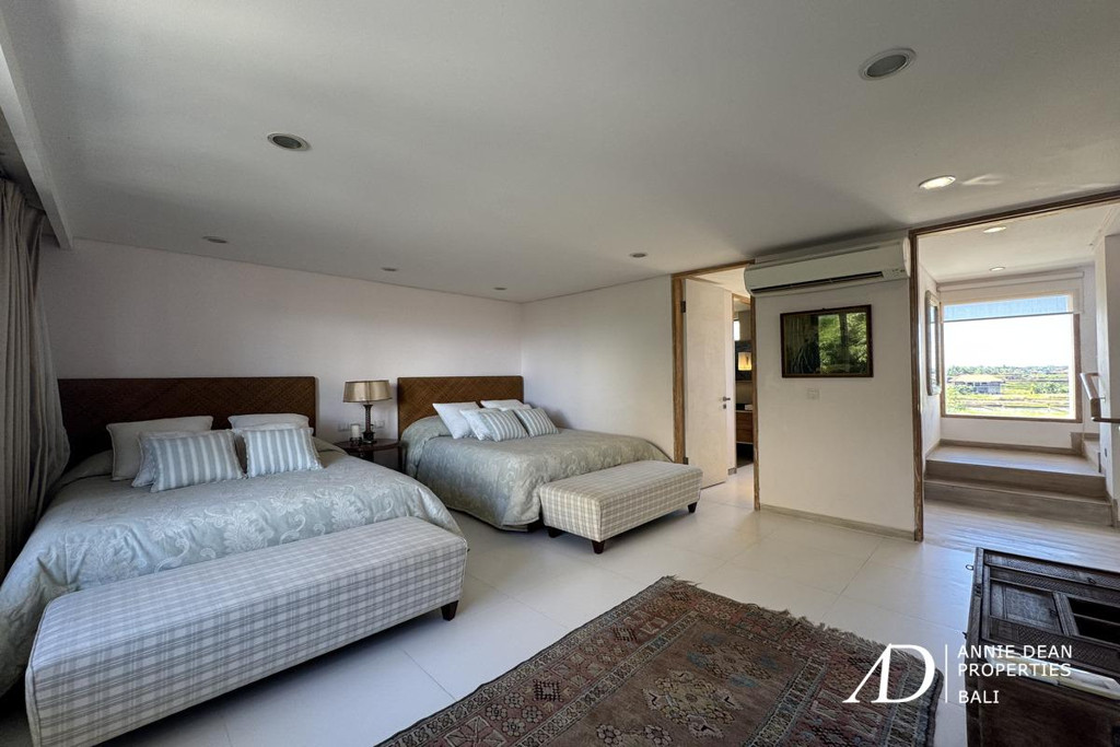 FREEHOLD | CLASSIC MODERN VILLA WALK TO THE BEACH IN CEMAGI