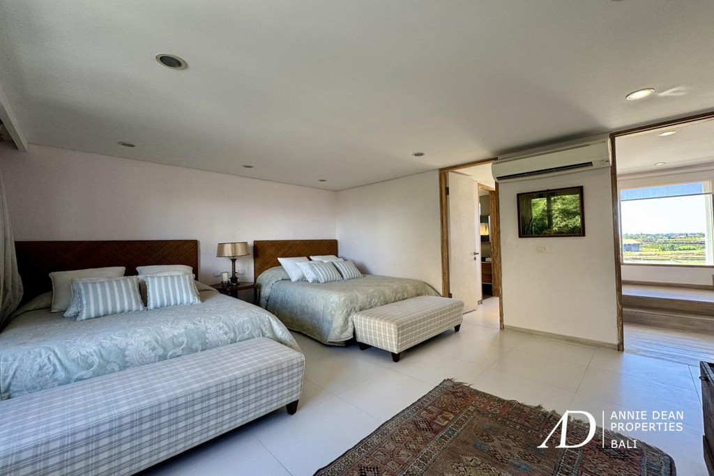 FREEHOLD | CLASSIC MODERN VILLA WALK TO THE BEACH IN CEMAGI